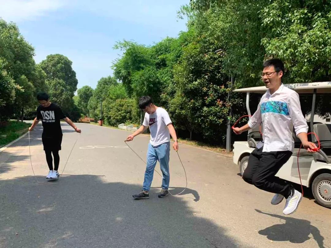 巨精團(tuán)建 | 打卡后官湖濕地公園，頂住高溫出來(lái)燒烤的都是真愛(ài)呀~